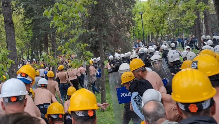 Bakanlığa yürümek isteyen açlık grevindeki madencilere polis müdahalesi...