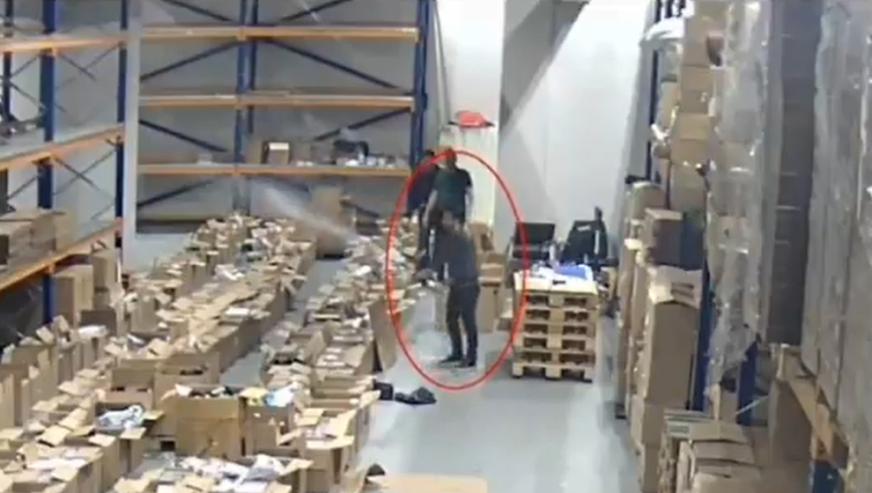 Yüzsüzlüğün bu kadarı olmaz dedirttiler! Gümrük personeli kaçak malları piyasaya sürdü... Şampanyalı kutlama yaptılar