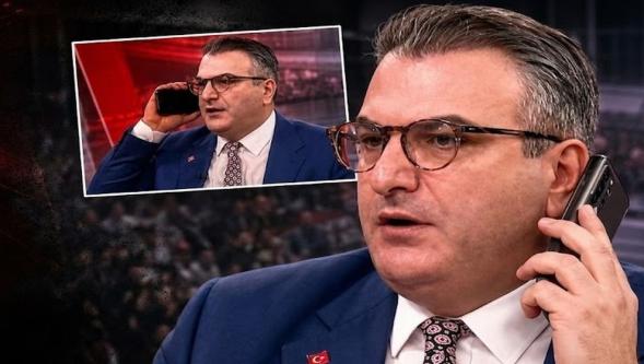 Cem Küçük yayındakileri böyle kandırıyormuş... Telefonu kulağına götürüp!