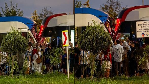 Zeytinburnu'nda iki tramvay kafa kafaya çarpıştı! Yaralılar var...