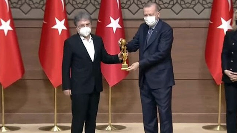 Cumhurbaşkanı'ndan Ahmet Hakan'a ödül