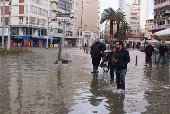 İzmir Şimdi de Sel Felaketi Yaşıyor!
