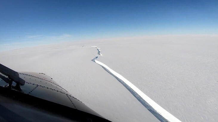 Antarktika'da felaket! Dev buzul parçası çatladı...