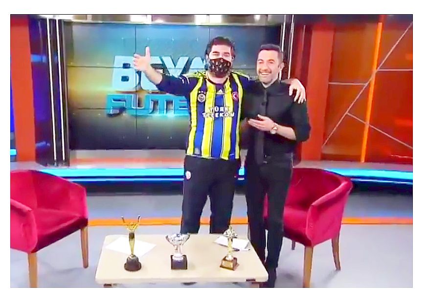 Koyu Galatasaraylı Kütahyalı, Yayına Fenerbahçe Formasıyla Çıktı!