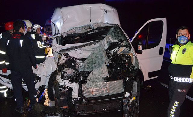 Minibüs, TIR’a arkadan çarptı: 1 ölü, 1 yaralı