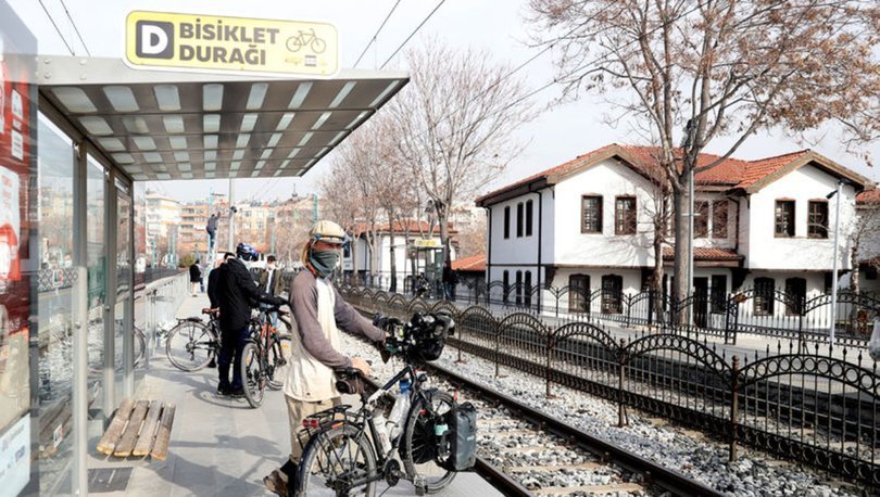 Fransız bisikletçi Konya'da bulunan bisiklet tramvayına hayran kaldı