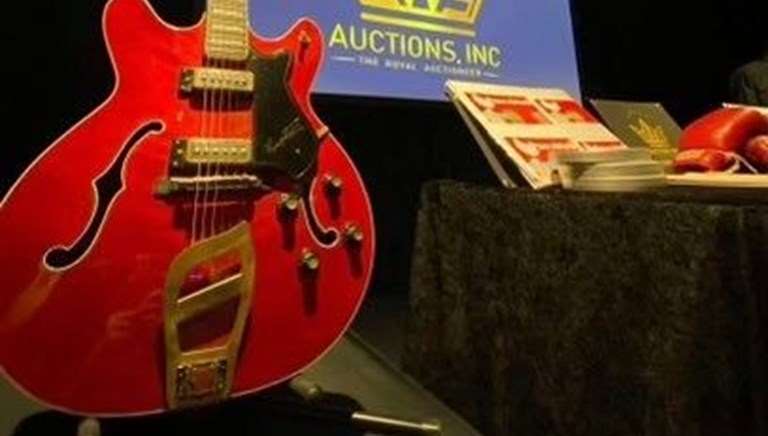 Efsane şarkıcının gitarı rekor fiyata satıldı!