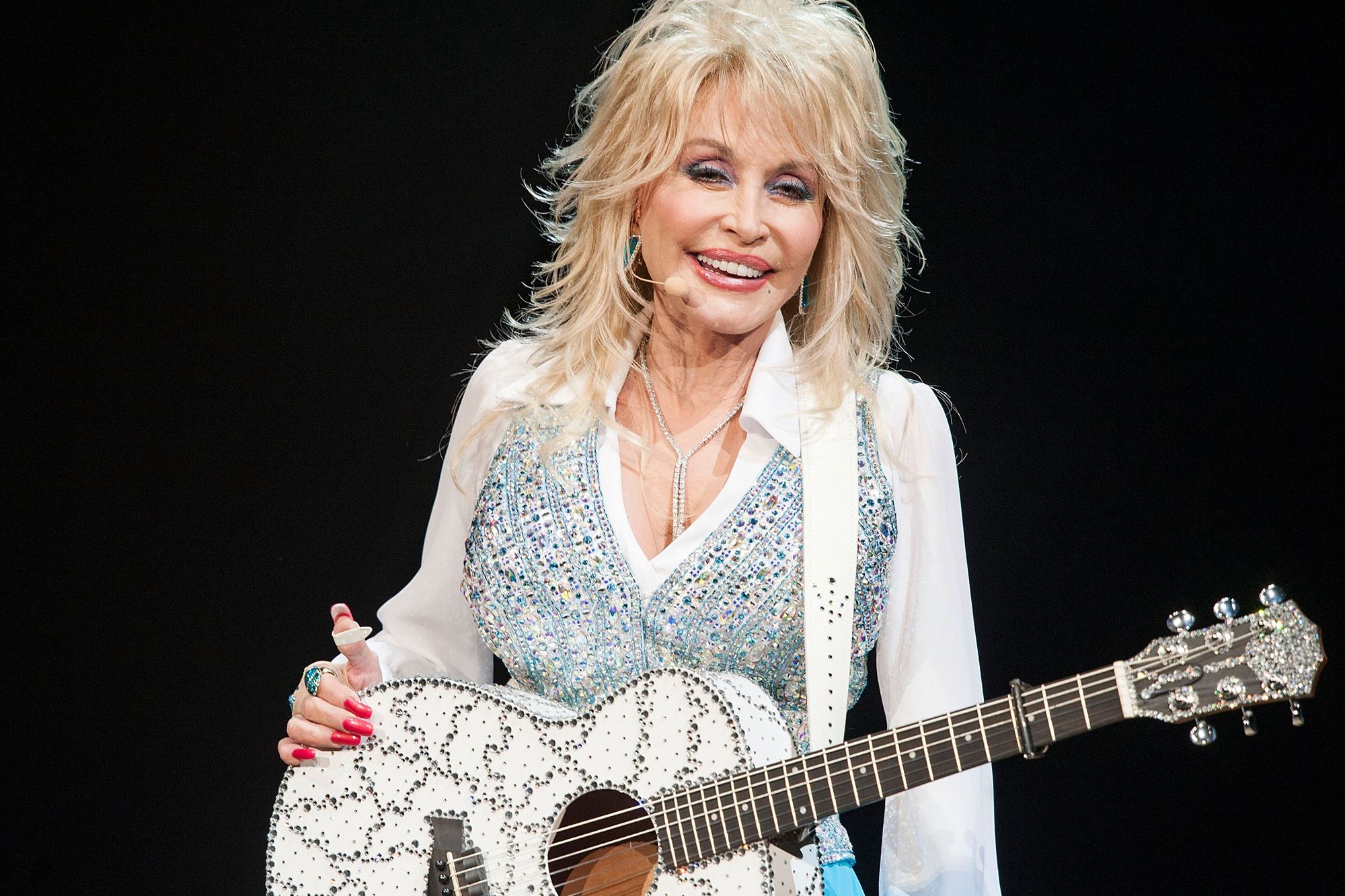 Koronavirüs aşısı yaptıran şarkıcı Dolly Parton, Jolene şarkısının sözlerini 'yeniden yazdı'