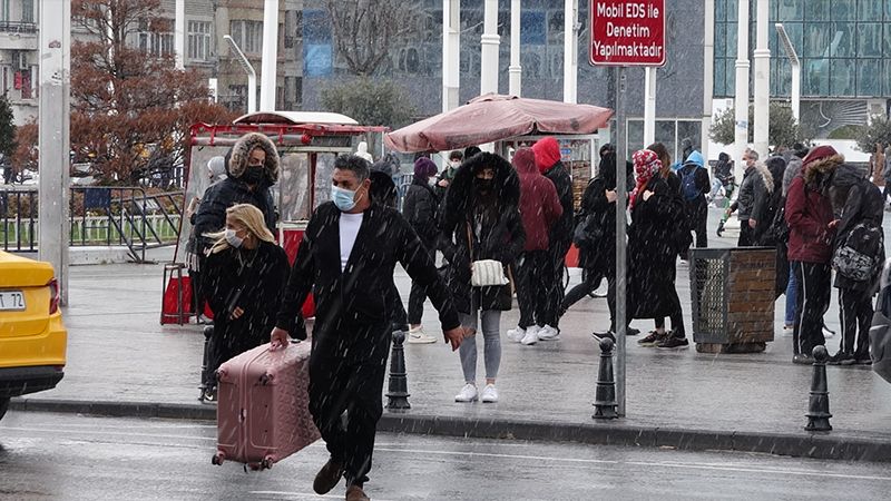 İstanbul'da Nisan Ayında Kar ve Dolu Sürprizi! Lapa Lapa Yağdı...