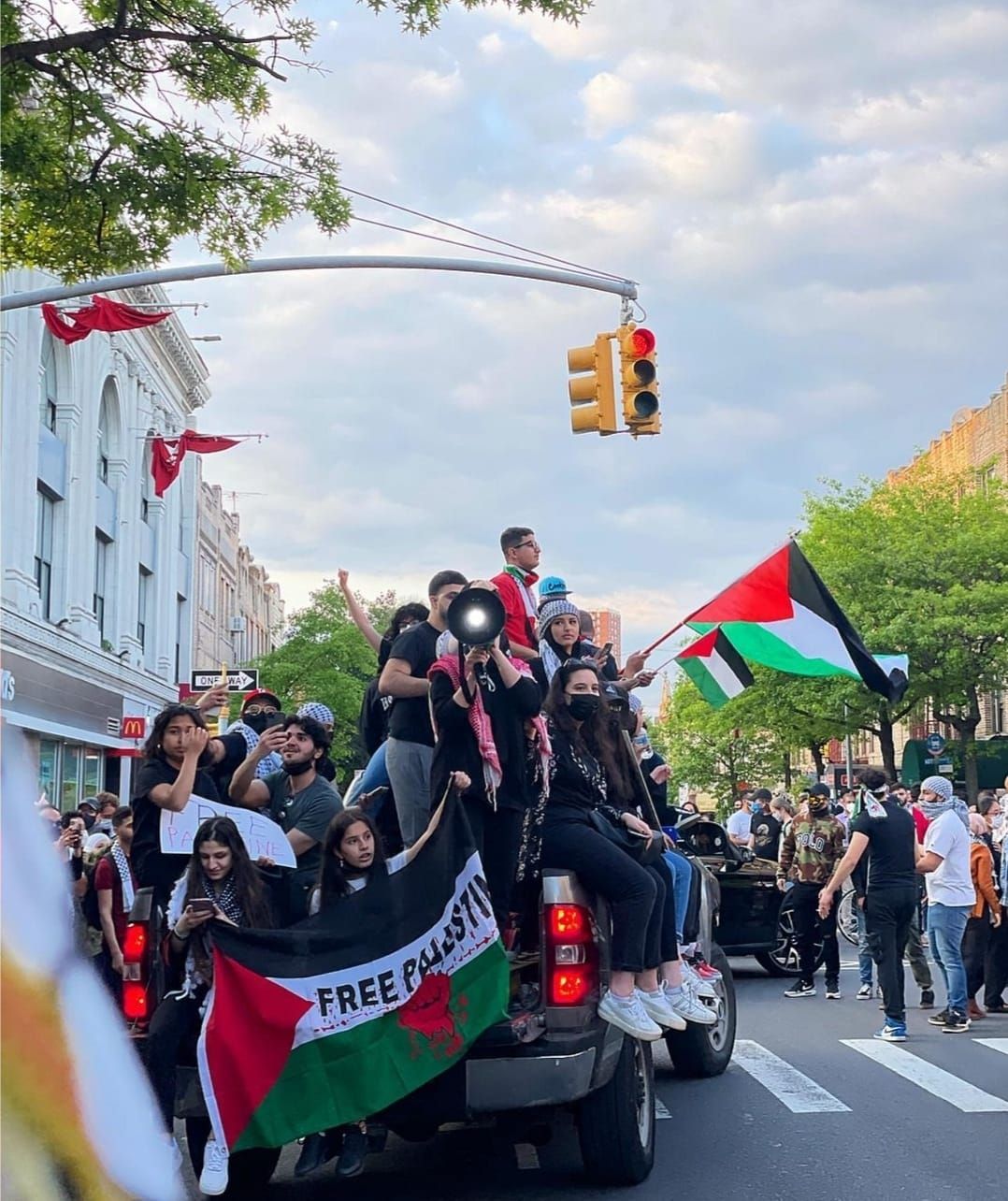 Ünlü model Bella Hadid, ABD'de İsrail saldırılarını protesto etmek için sokağa indi!