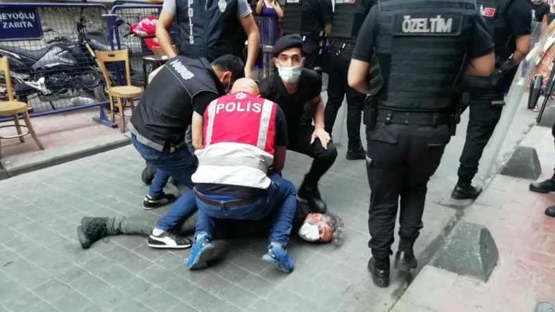 Taksim'de hareketli dakikalar! AFP muhabiri boğazına bastırılarak gözaltına alındı!
