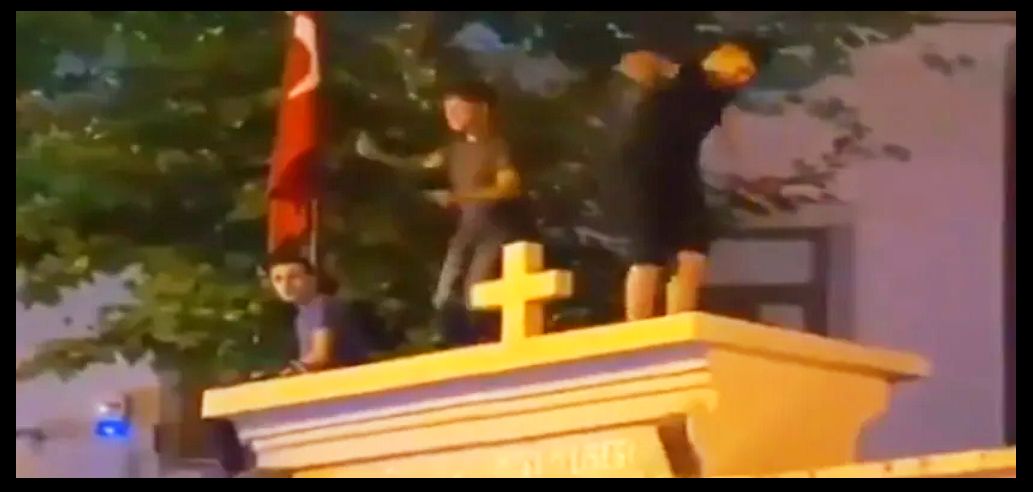 Kadıköy'de skandal görüntü! Kilise duvarı üstünde oyun oynadılar! 3 gözaltı!