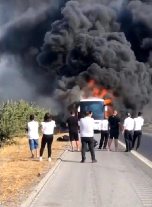 İzmir-Aydın otobanında bir yolcu otobüsü içinde yolcu varken yandı!