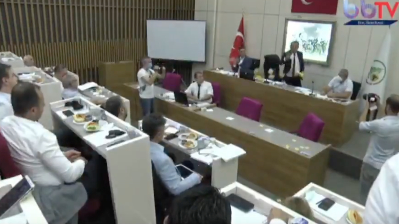 Bolu Belediye Başkanı Tanju Özcan, belediye meclisinde AK Partili üyelere çay fırlattı