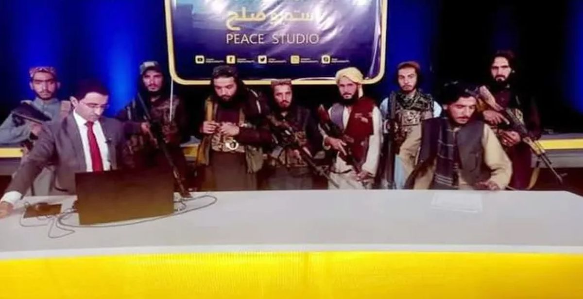 "Barış Stüdyosu" adlı siyasi tartışma programına Taliban elinde silahla yayına çıktı!