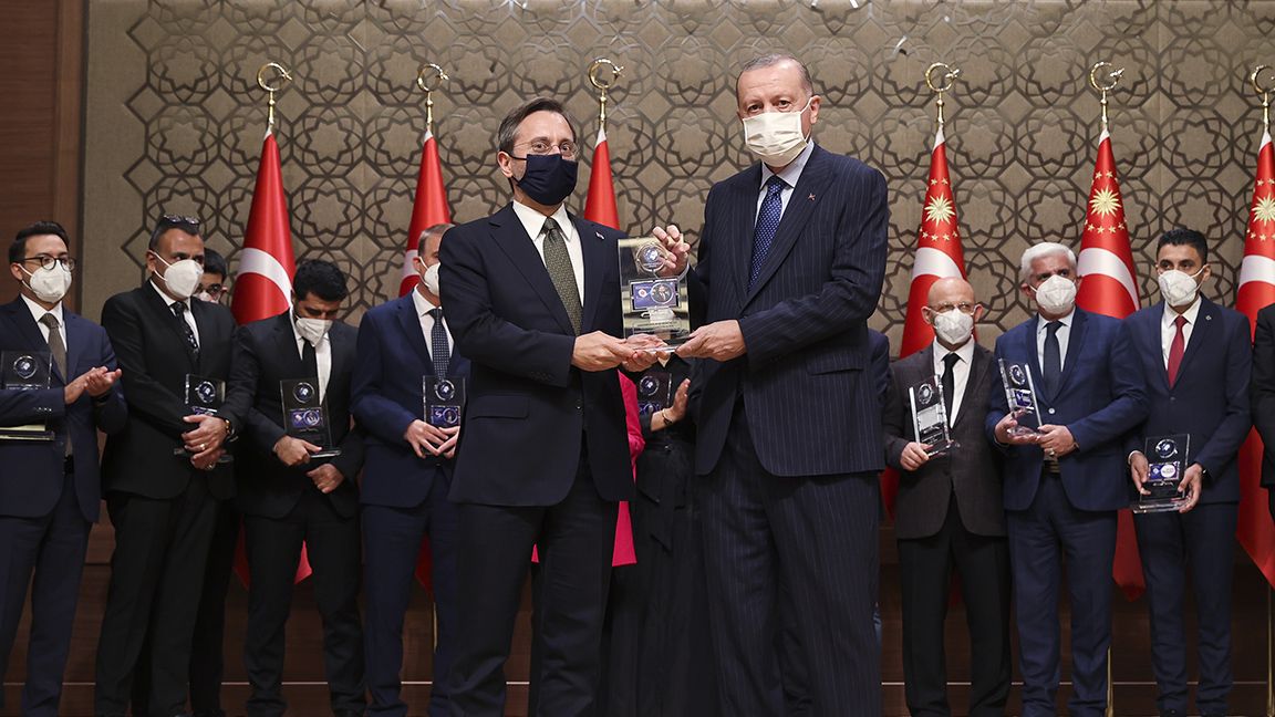 "6. Anadolu Medya Ödülleri"nde Hilal Kaplan, Fahrettin Altun ve Abdulkadir Selvi ödüllerini Cumhurbaşkanı Erdoğan'ın elinden aldı...!