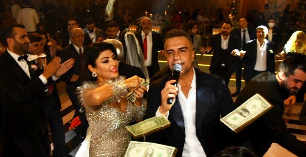 Şarkıcı Berdan Mardini'nin sahne aldığı düğünde 'dolar'lar hava uçuştu! Mardini: 