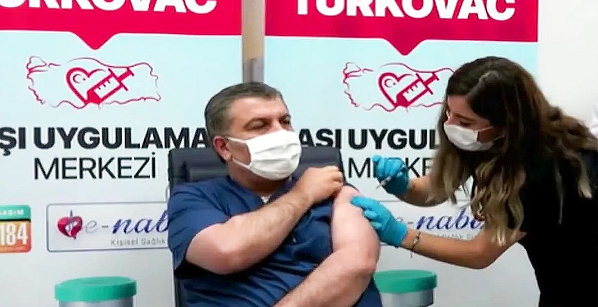 Bakan Fahrettin Koca canlı yayında Turkovac aşısı yaptırdı: 