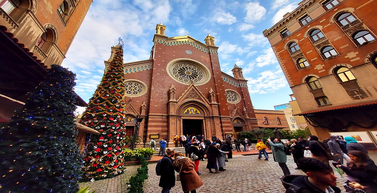 Saint Antuan Kilisesi'ne ziyaretçi akını... Geleneksel Noel Festivali başladı...