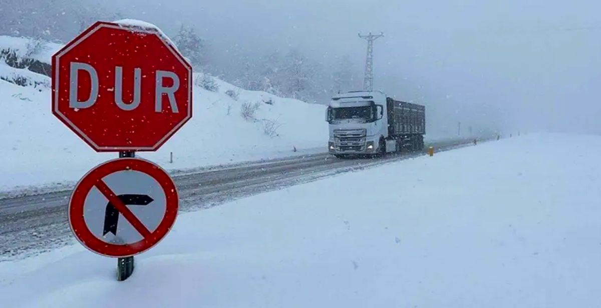 Kar esareti sürüyor... Trakya yönünden İstanbul'a girişler durduruldu!
