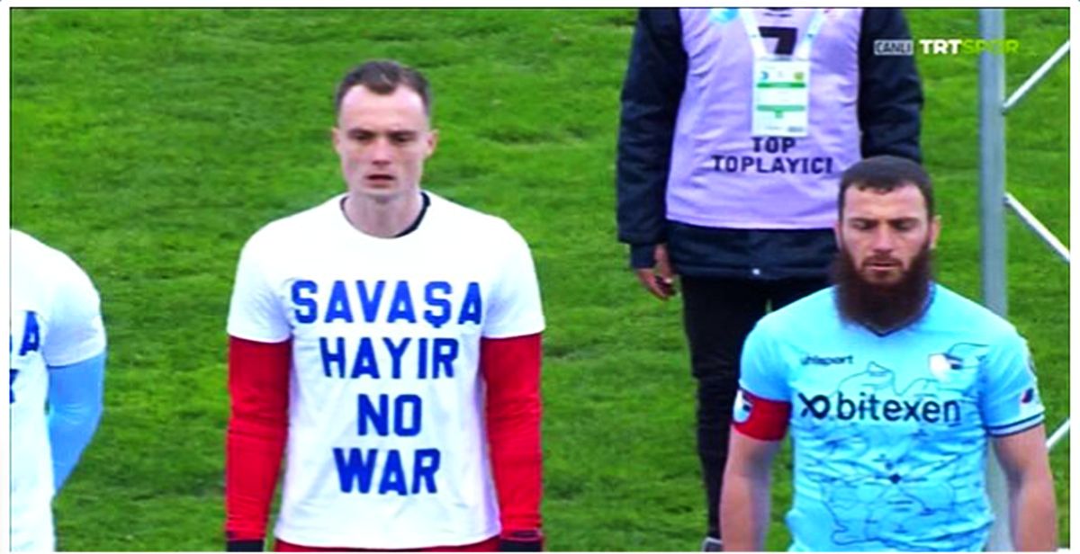 Erzurumspor'da Aykut Demir krizi! Tüm takım 'Savaş'a hayır' tişörtü giydi, Demir reddetti!