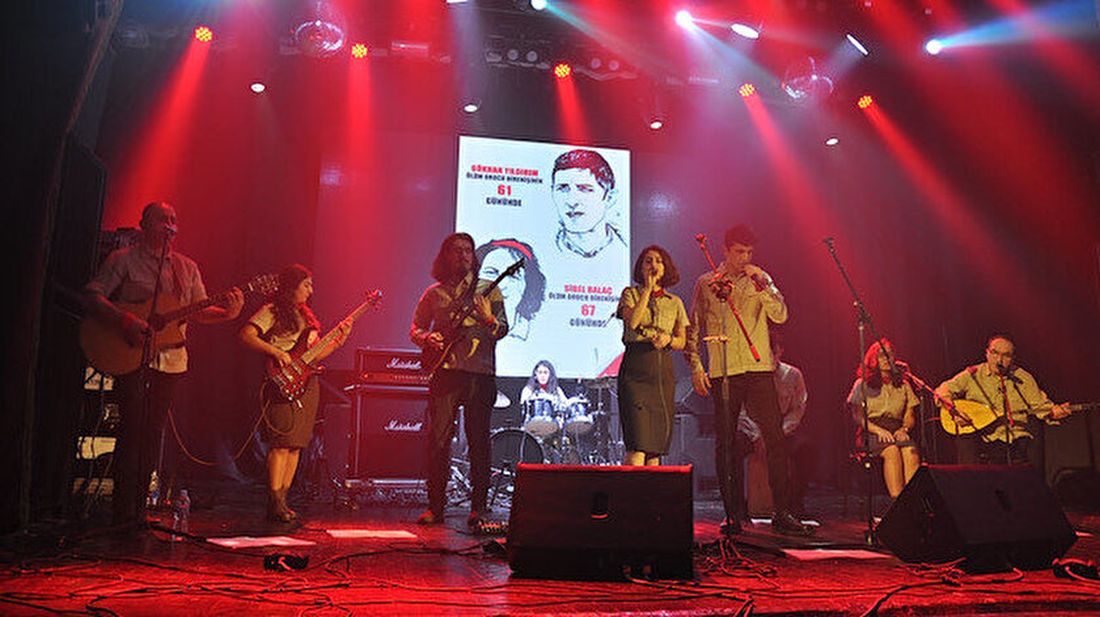 "Sosyalizmin anavatanı Moskova'da konserimizi gerçekleştirdik!" paylaşımı yapan Grup Yorum'a tepki!