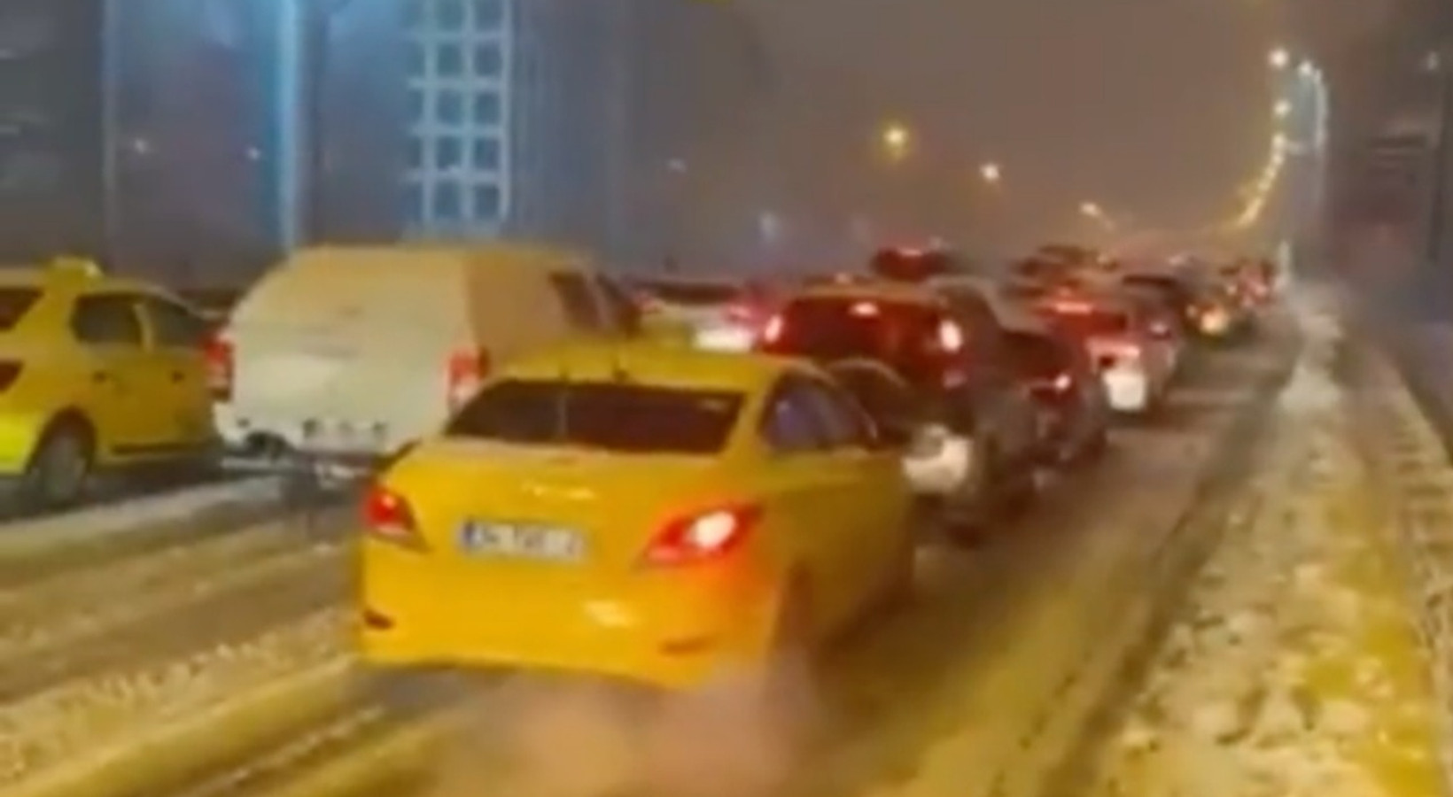 Mecidiyeköy'de yoğun kar yağışı trafiği felç etti!