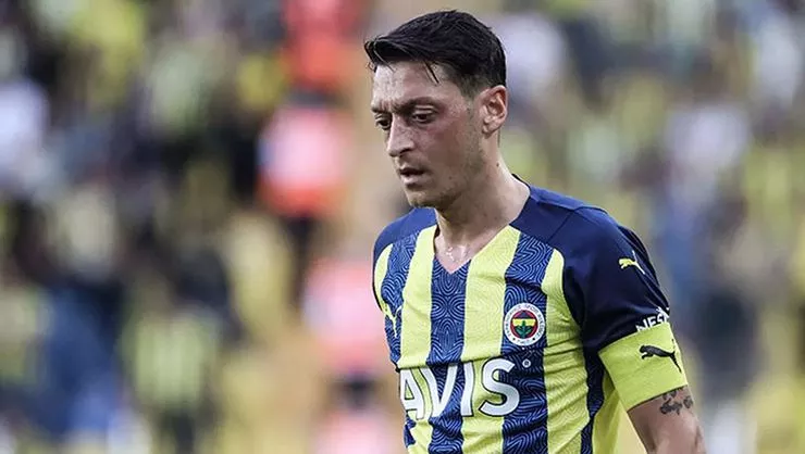 Fenerbahçe'de deprem! Mesut Özil ve Ozan Tufan kadro dışı bırakıldı